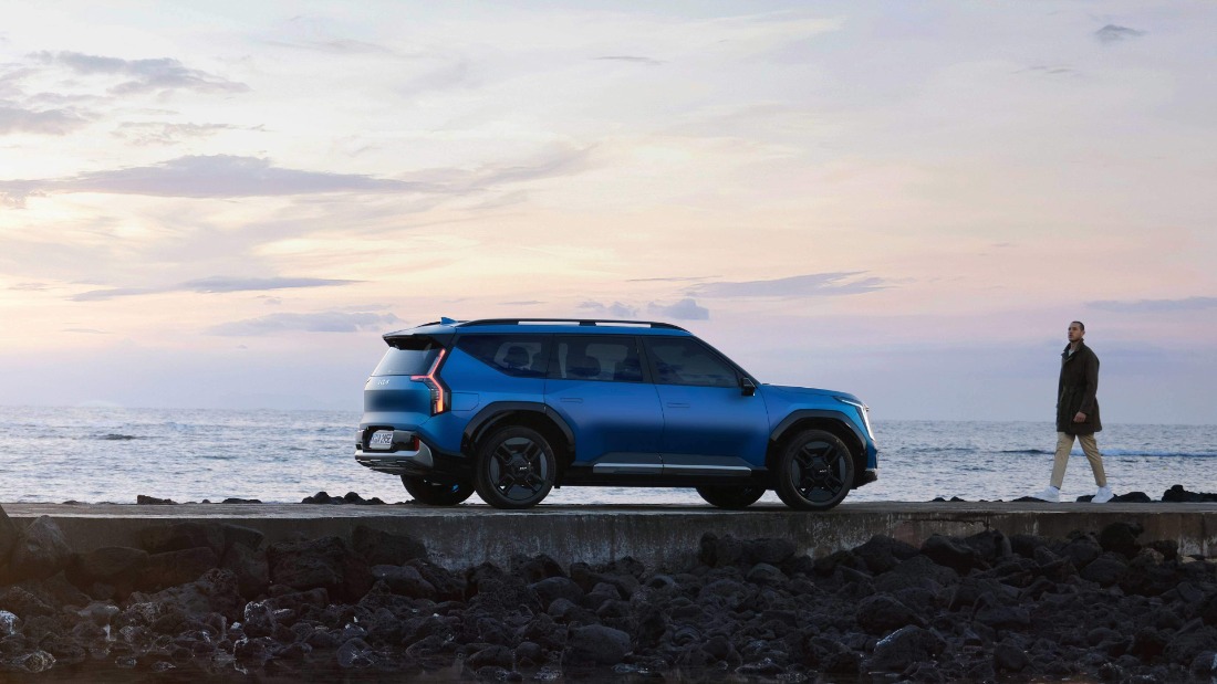 Kia EV9 blauw zijkant Bij Zonsondergang