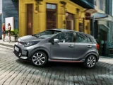 Kia Picanto Rijdend door een bocht in de stad Zijaanzicht