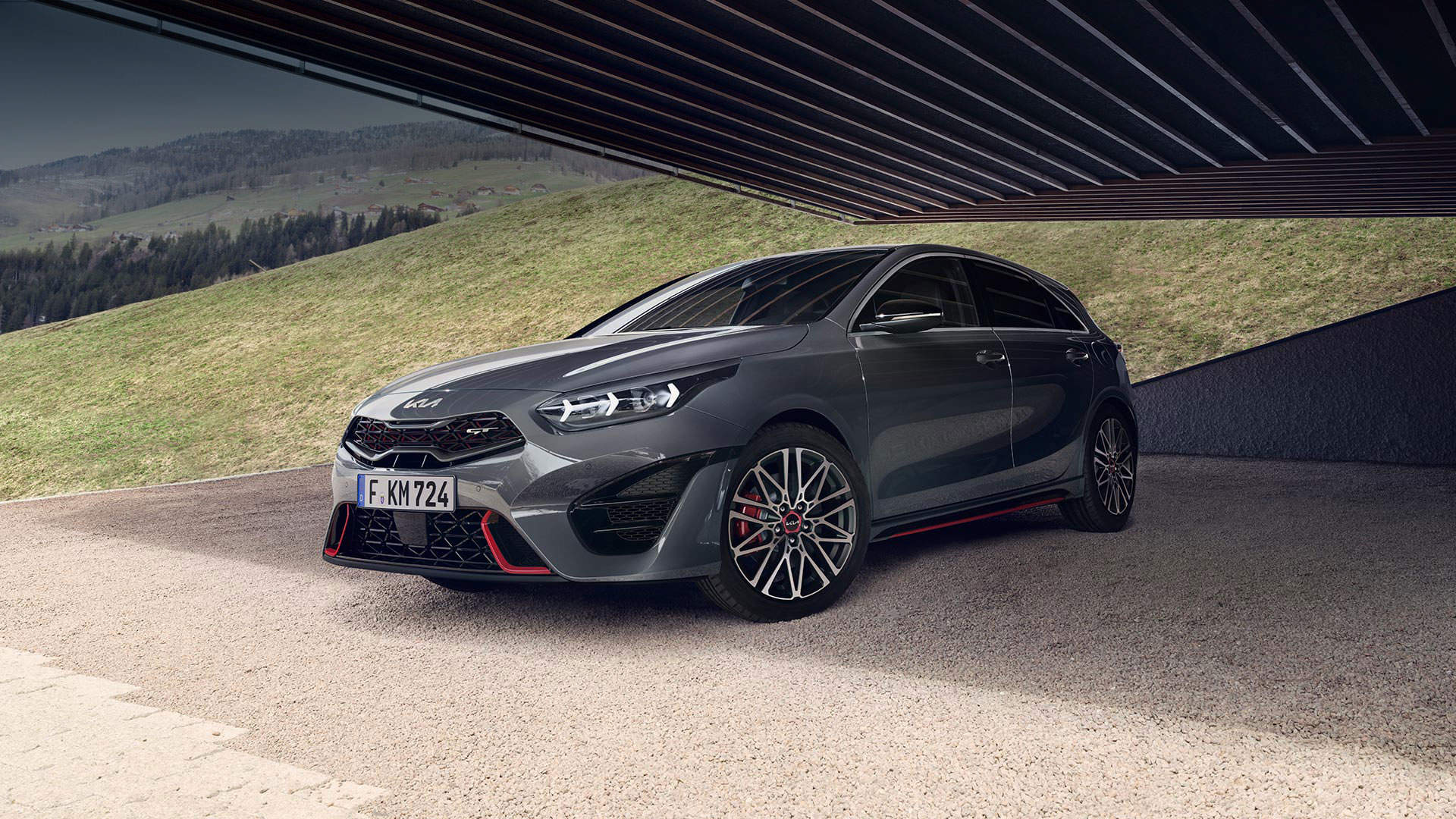 Kia Ceed GT donkergrijs geparkeerd