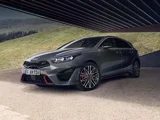 Kia Ceed GT donkergrijs geparkeerd