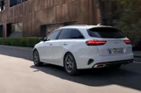 Kia Ceed Sportswagon Wit Achterkant rijdend