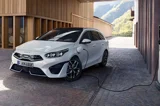witte Kia Ceed Sportswagon Publiekelijk Opladen