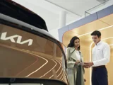 sales gesprek man en vrouw achter een Kia auto
