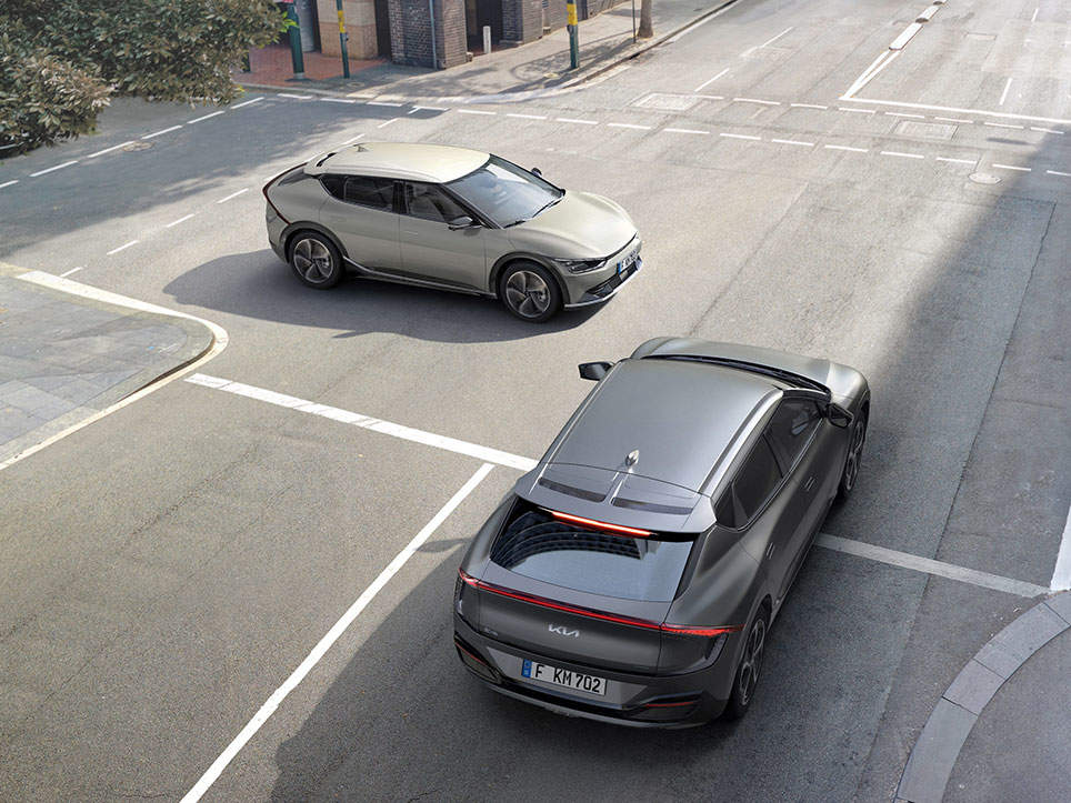 Witte En Zwarte Kia EV6 Bij Kruispunt