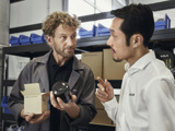 twee mannen gesprek in het magazijn voor originele Kia onderdelen