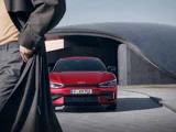 Kia EV6 2022 exterieur rood met model die langs loopt
