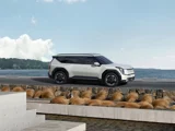 Kia EV9 2024 wit exterieur zijkant strand