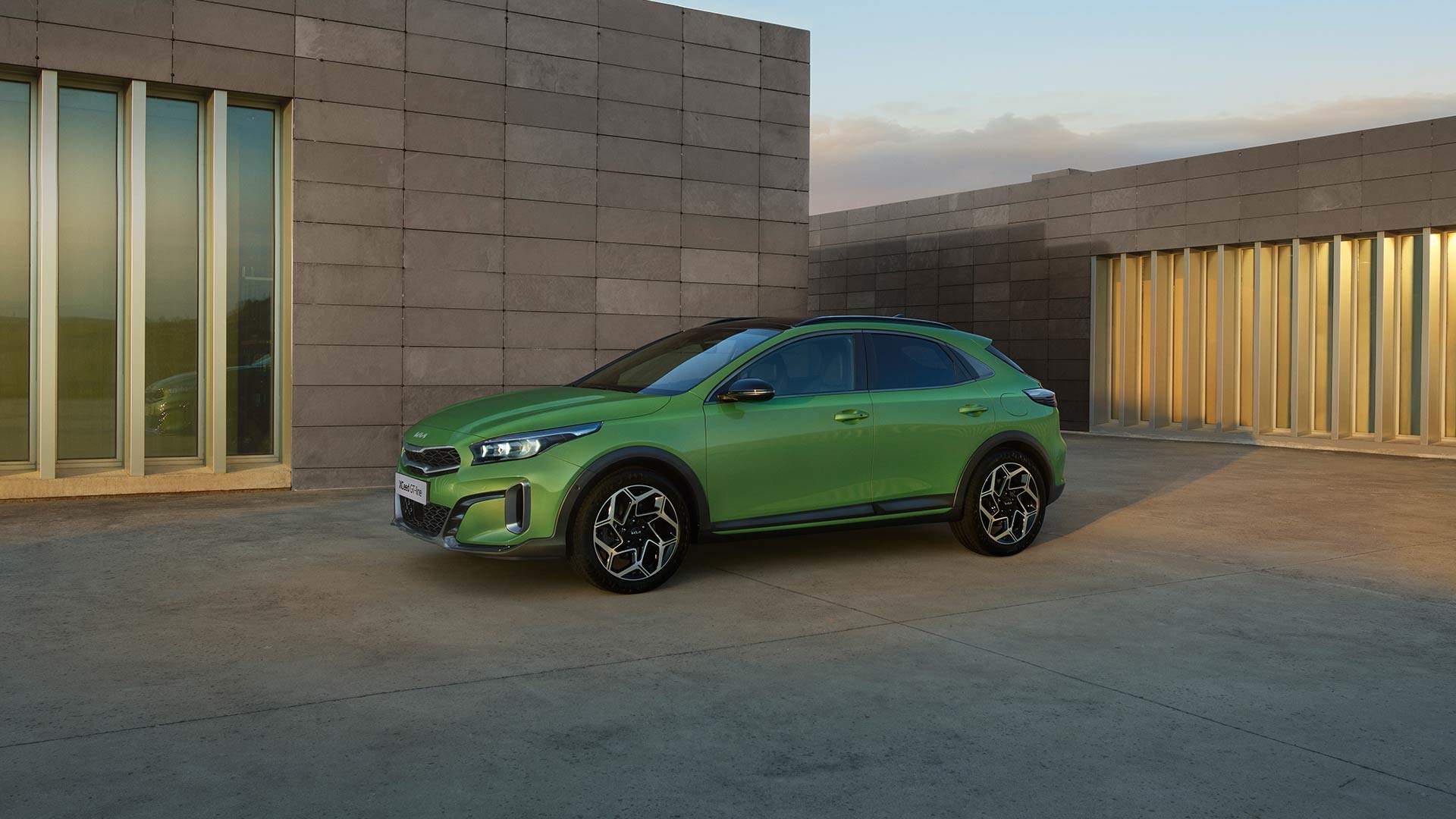 Kia Xceed GTL Groen Zijkant geparkeerd