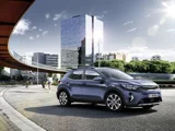 Kia Stonic 2024 exterieur blauw zijkant geparkeerd