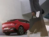 rode Kia geparkeerd vrouw loopt weg