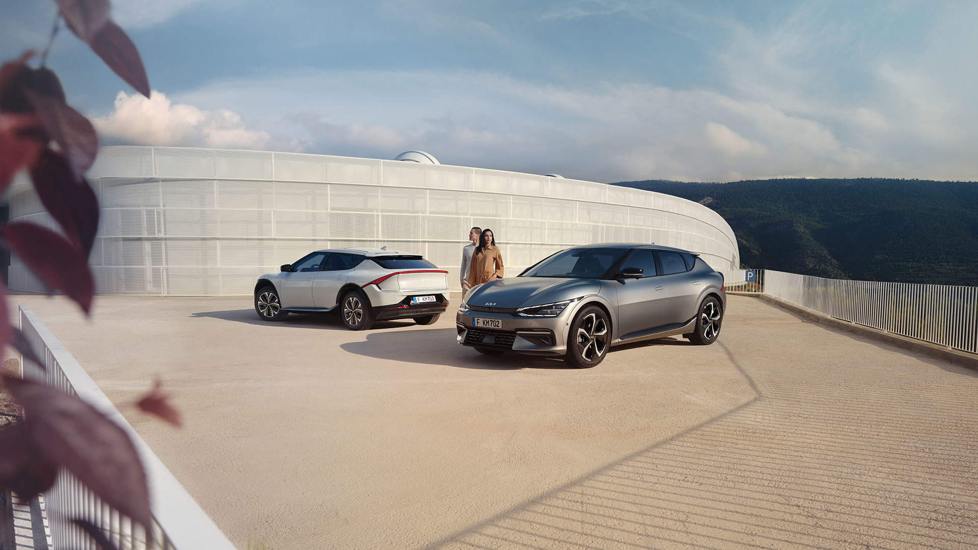 Kia EV6 Zilver En Wit op een plein met twee modellen